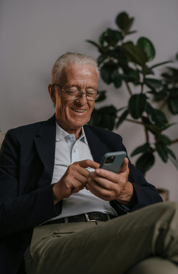 Homme retraité sur son telephone