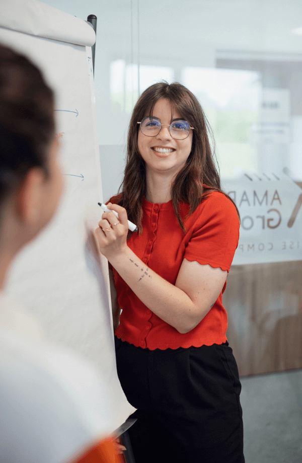 Collaboratrice immo qui explique en schema saint herblain