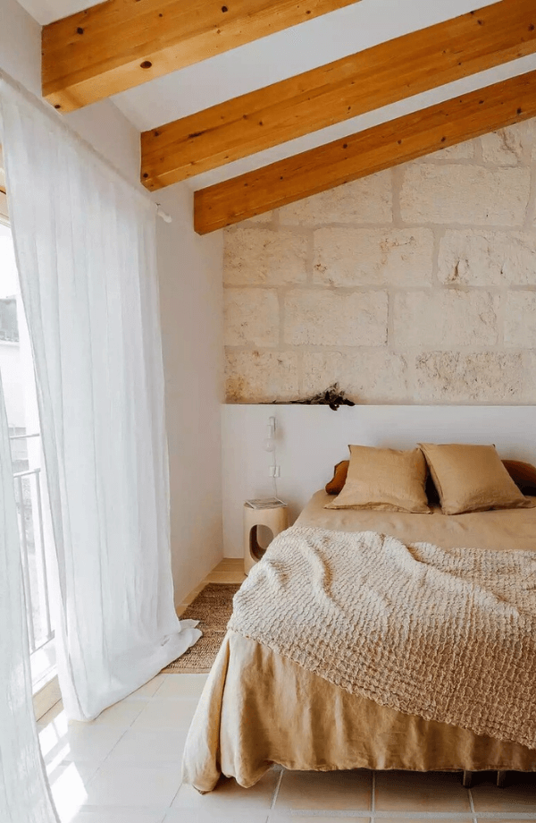 Chambre beige blanche dans location meuble