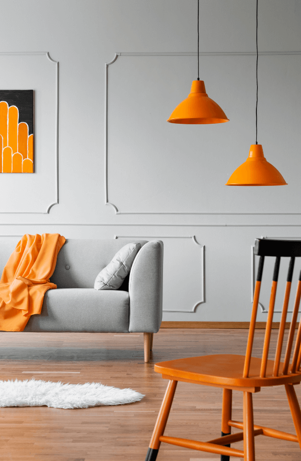 Salon moulure gris et orange appartement dans location meuble