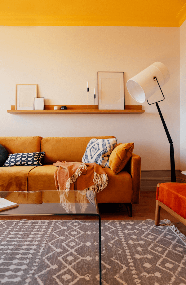 Salon orange appartement dans location meuble