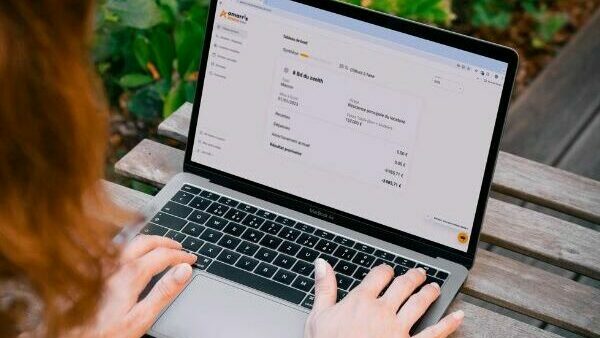 logiciel Amarris Immo Solo sur ordinateur dans jardin