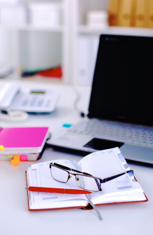 bureau avec ordinateur et dossier