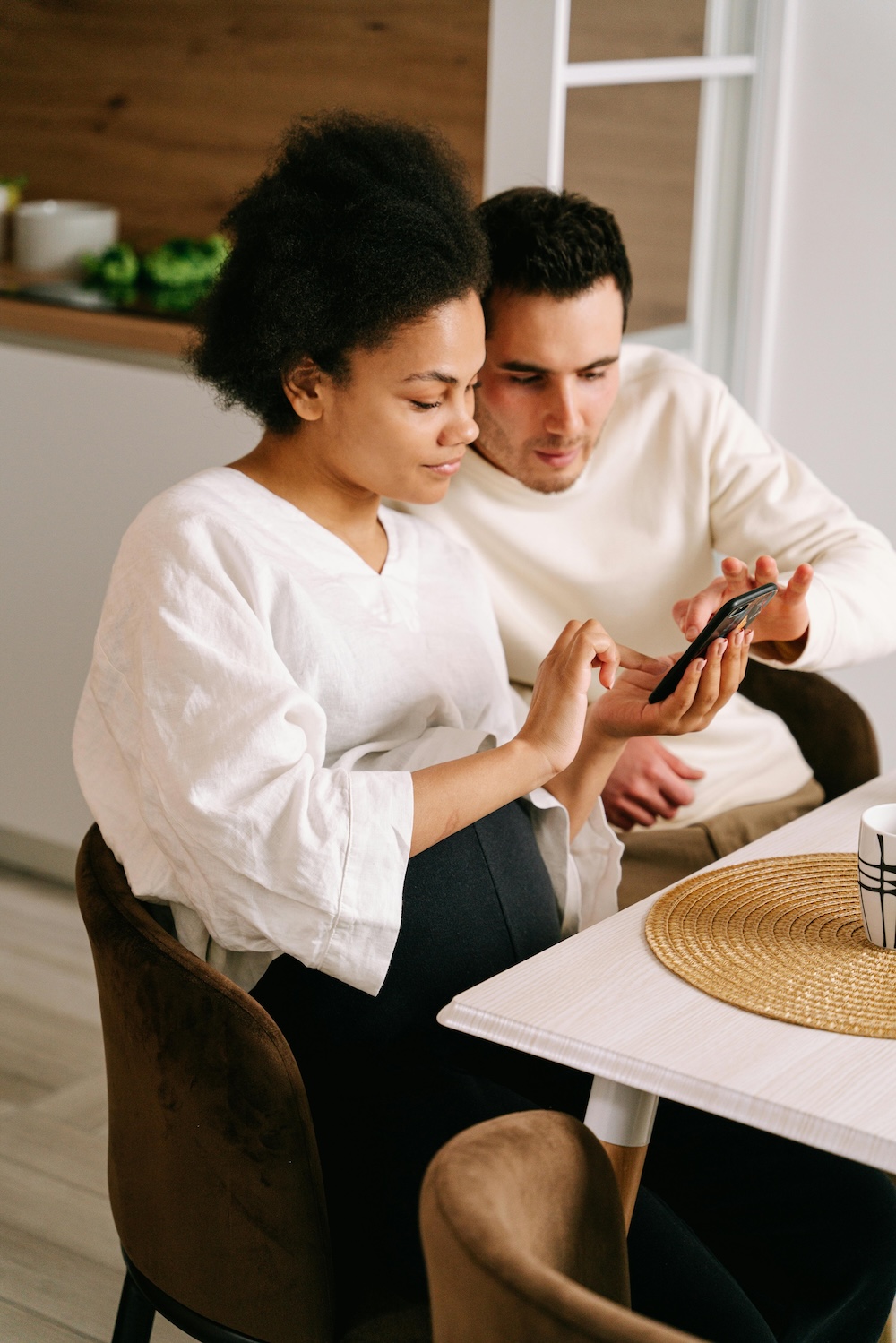 Couple investisseurs sur son telephone dans le salon