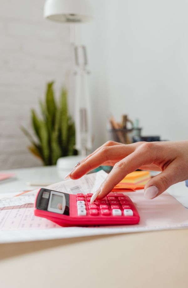 femme qui tape a la calculatrice