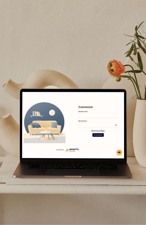 logiciel Amarris Immo Solo sur ordinateur avec vase et fond beige