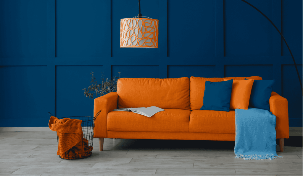Salon bleu avec canape orange peps et lampe
