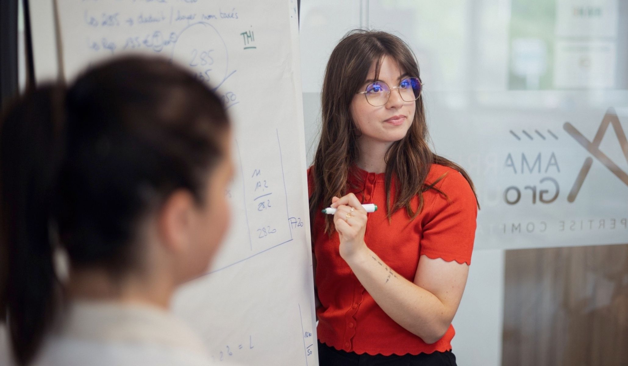 Collaboratrice immo qui explique schema