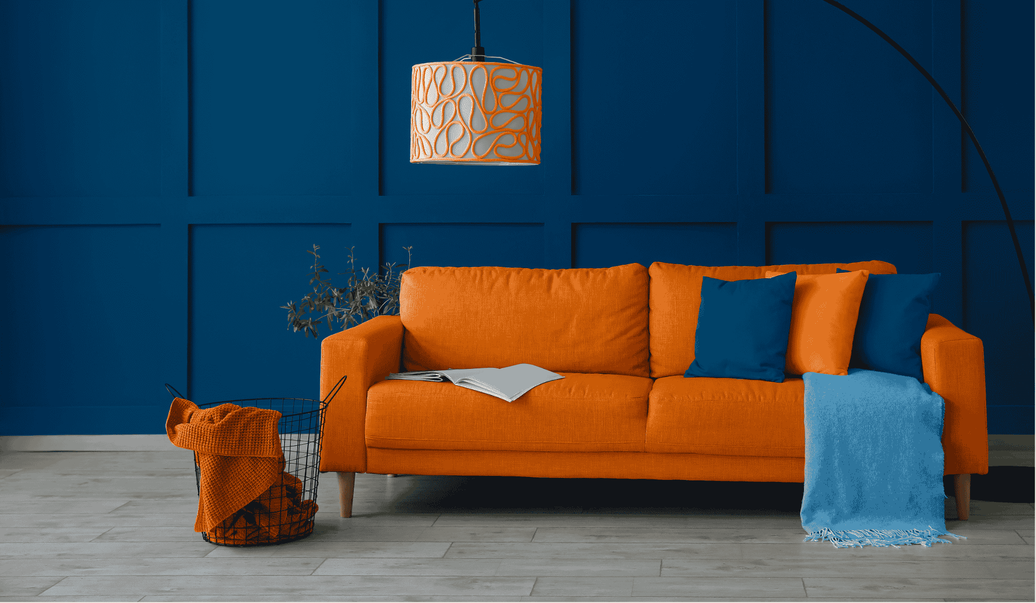 Salon bleu avec canape orange peps et lampe