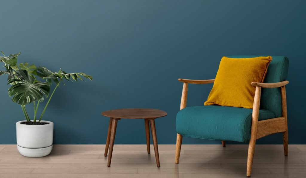 Mur avec fauteuil bleu orange et plante