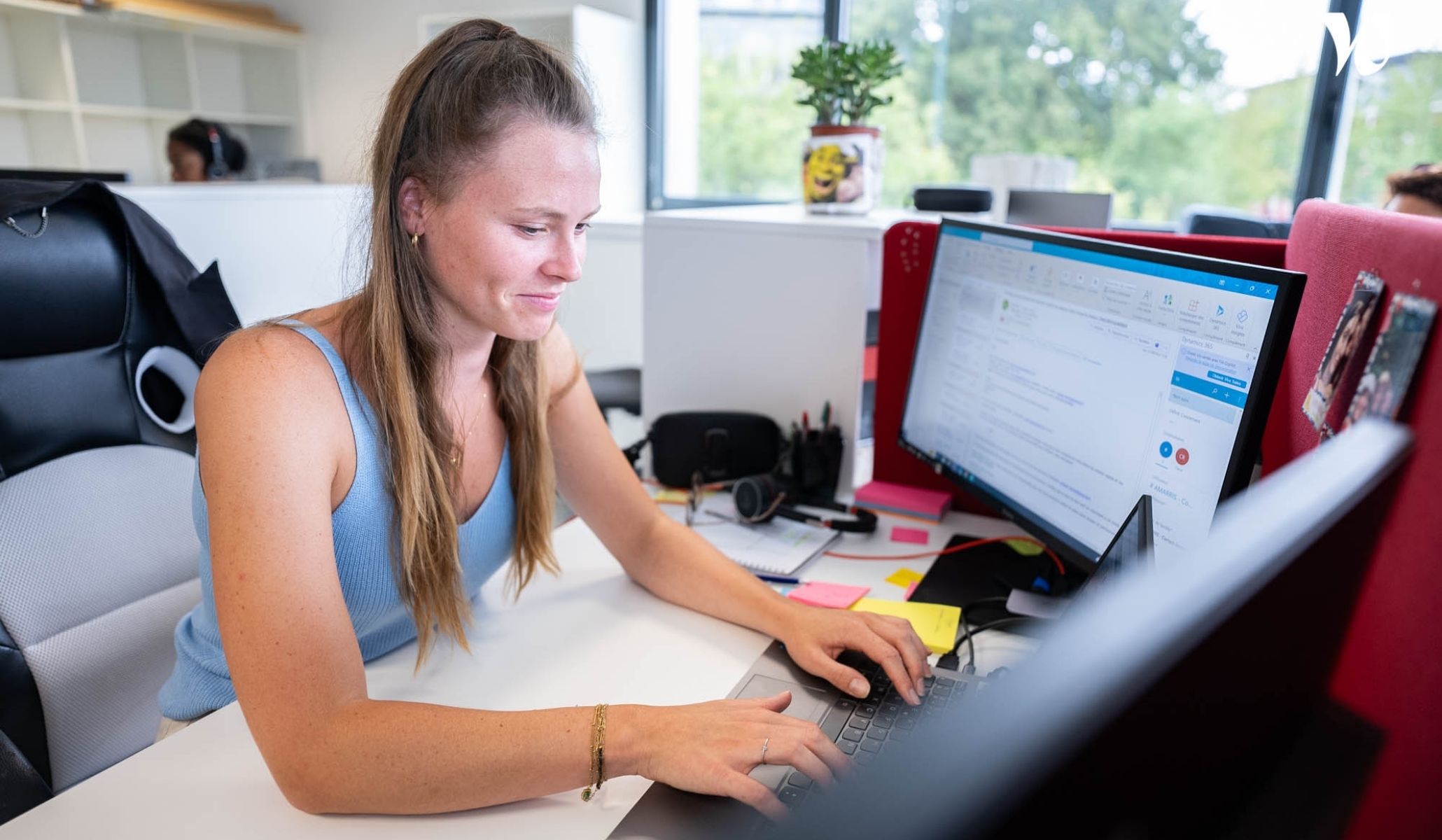 Collaboratrice immo en train d'ecrire mail a client