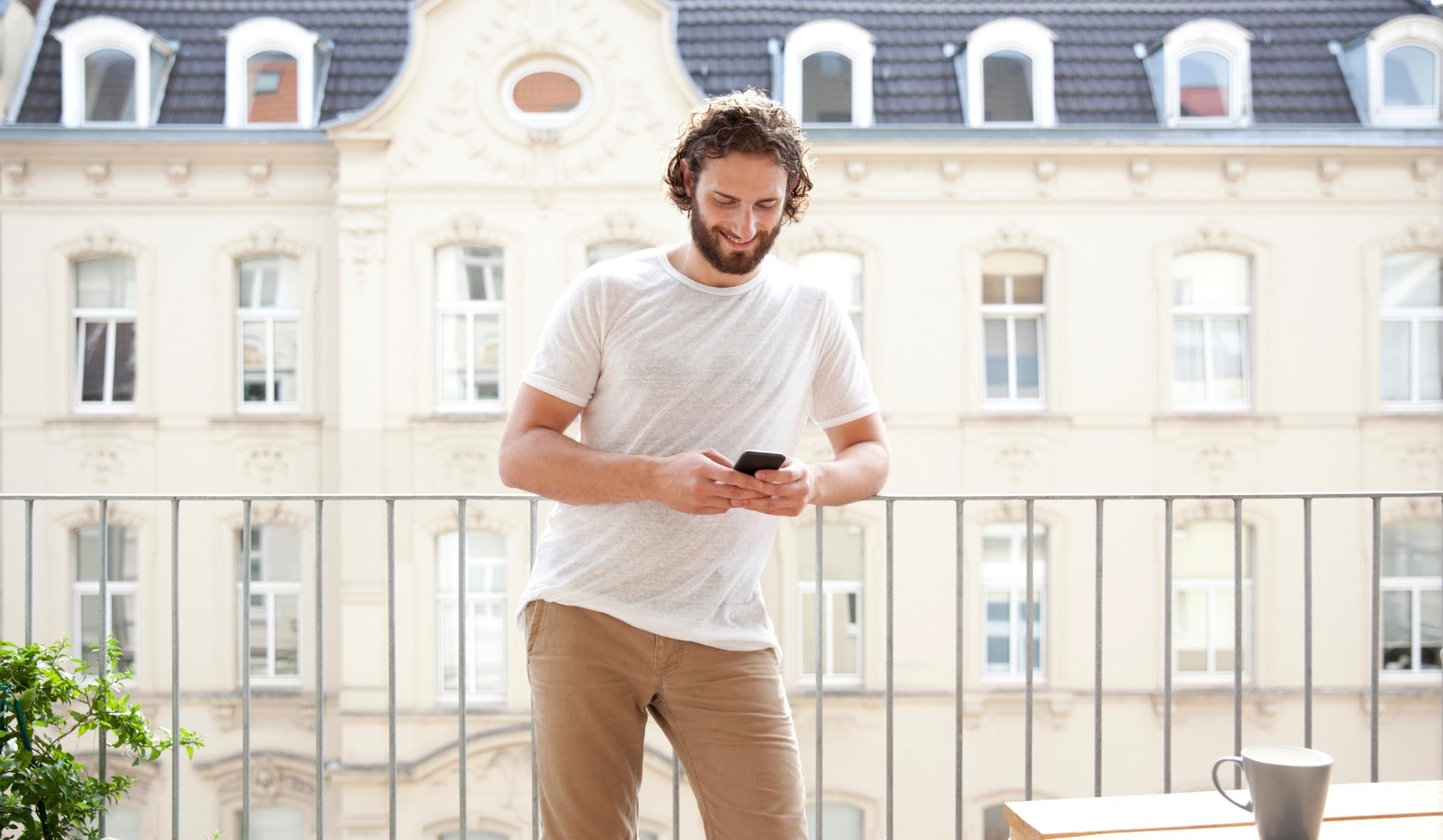 Homme parisien investisseurs sur son telephone