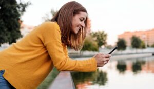 Femme en ville sur son telephone