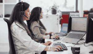 Collaboratrices immo avec casque pour visio sur les oreilles appel client